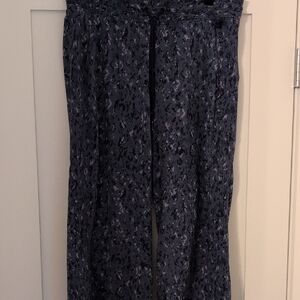 Athleta Blue and Gray Patterned 3/4 Length Pants